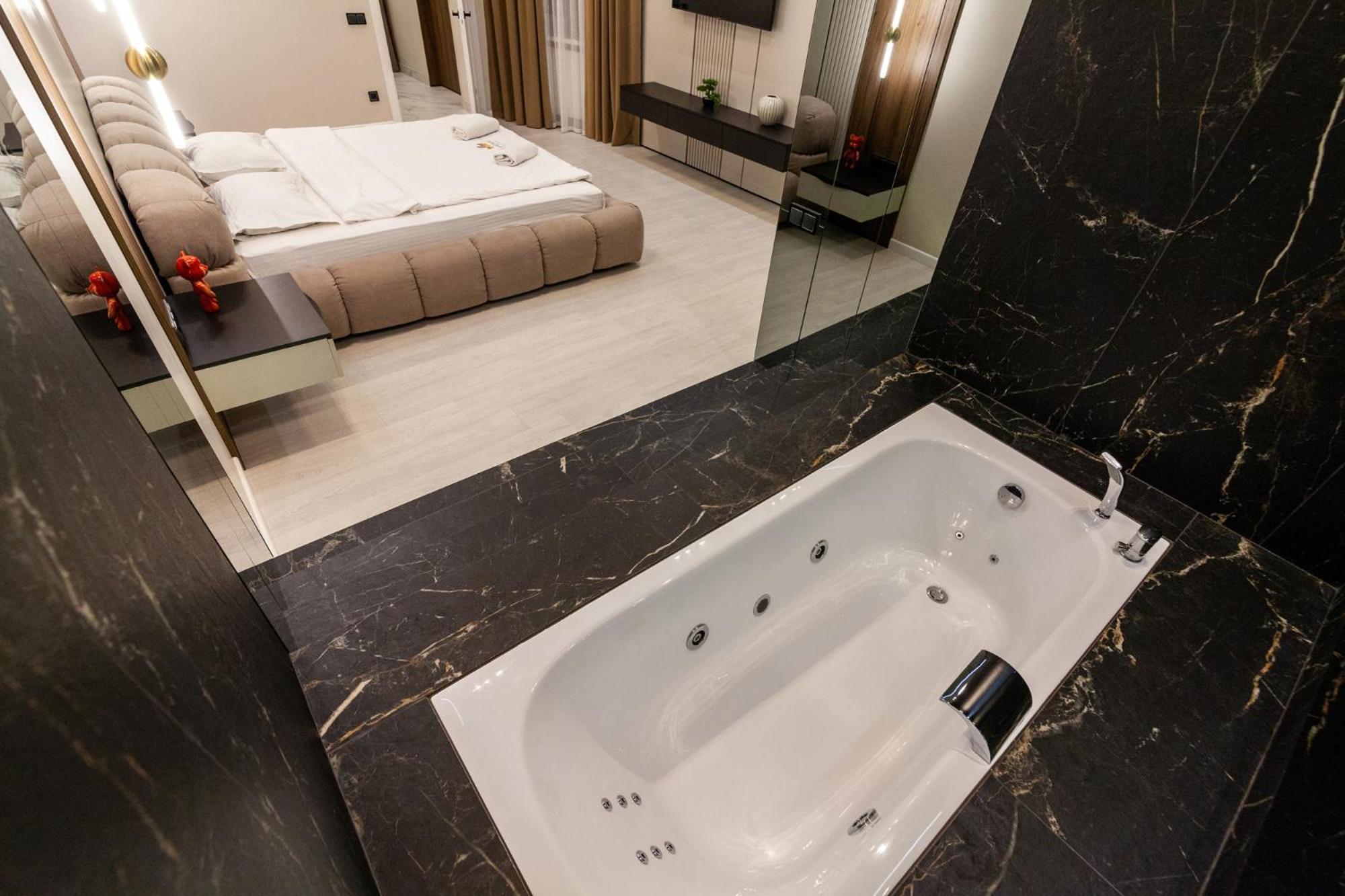Leogrand Jacuzzi On Malaniuka 2 Appartement Lviv Buitenkant foto