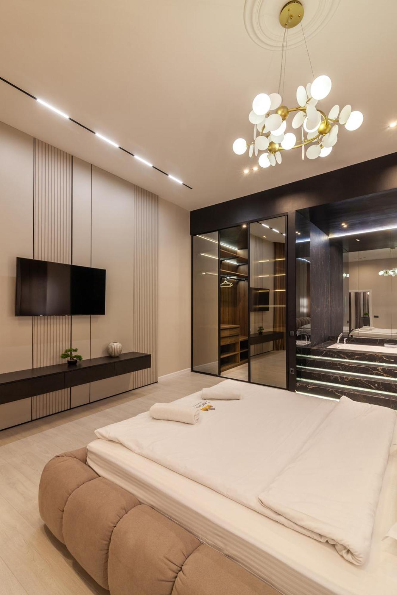 Leogrand Jacuzzi On Malaniuka 2 Appartement Lviv Buitenkant foto