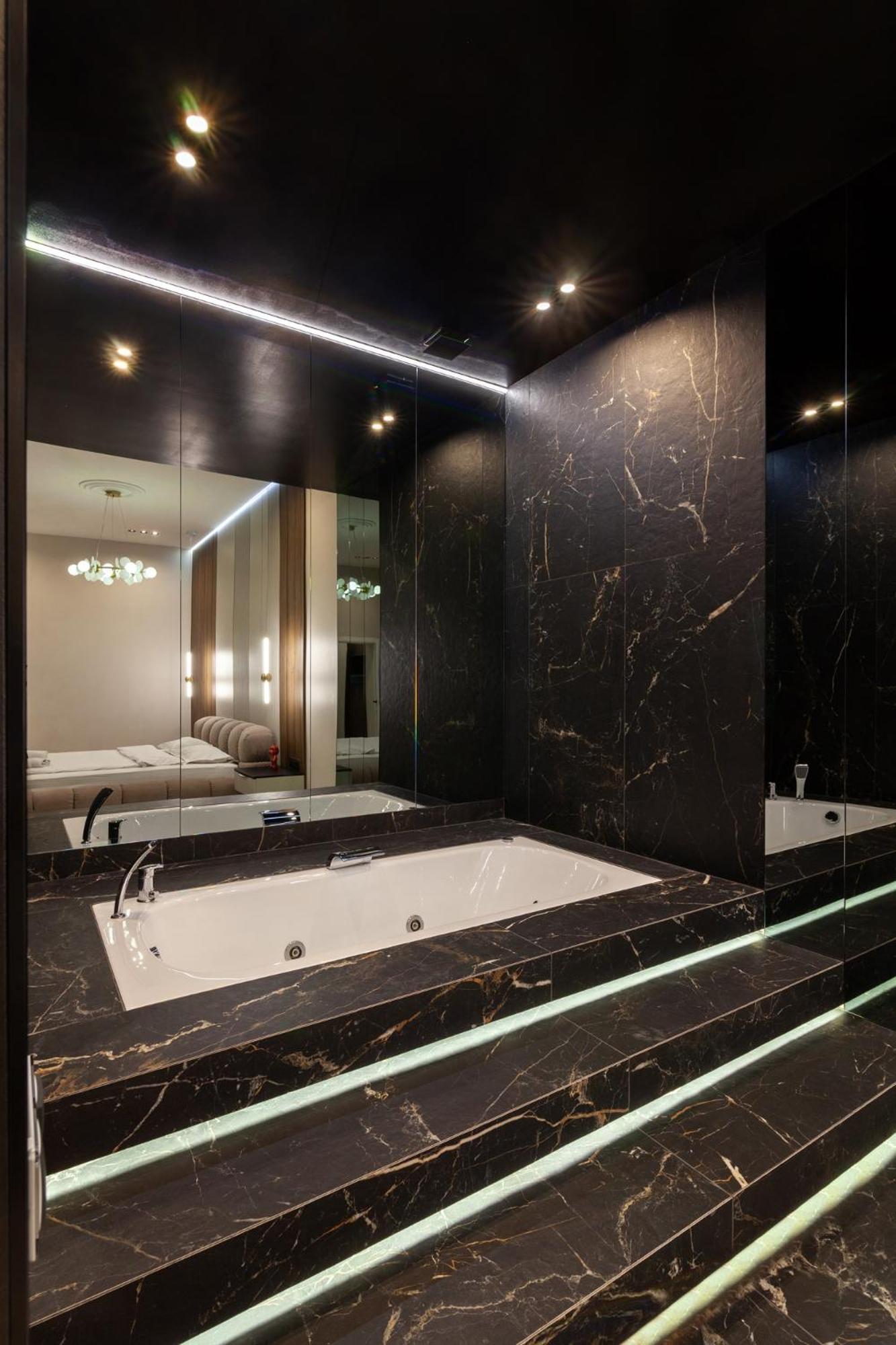 Leogrand Jacuzzi On Malaniuka 2 Appartement Lviv Buitenkant foto