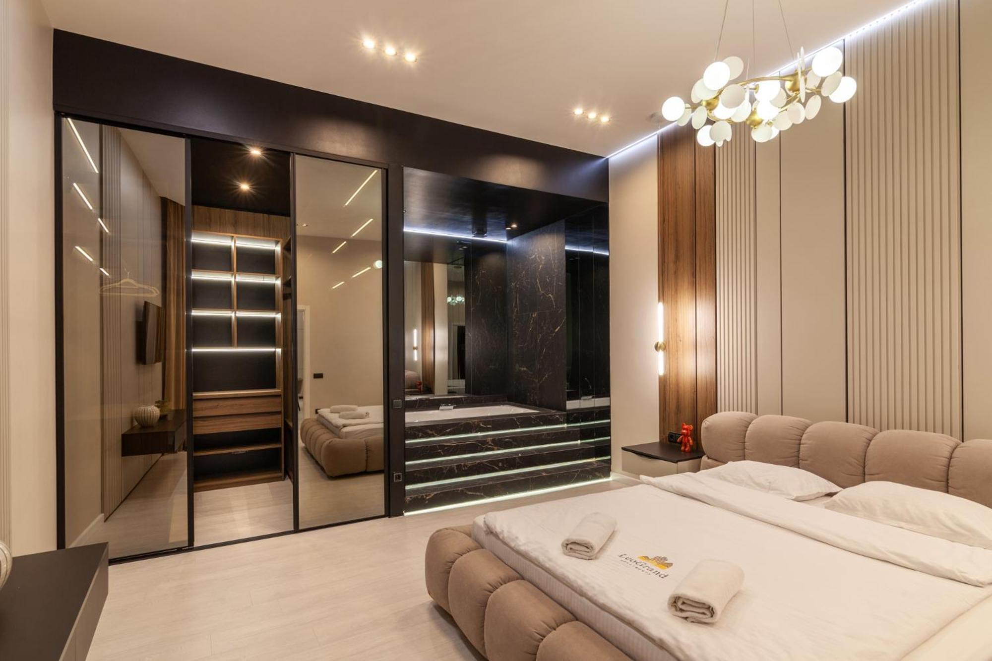 Leogrand Jacuzzi On Malaniuka 2 Appartement Lviv Buitenkant foto